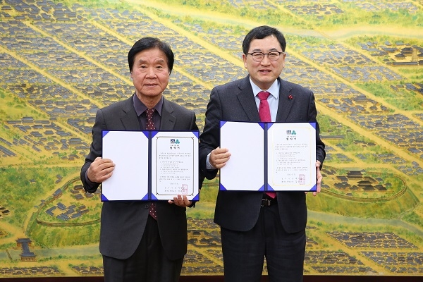 주낙영 경주시장(오른쪽)과 김용구 황남초등학교 교장이 지난 23일 업무협약을 체결하고 기념사진을 찍고 있다.