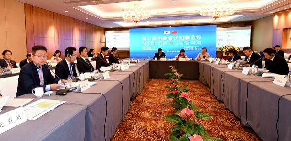 이철우 경북도지사(왼쪽 첫번째)가 27일 중국 베이징에서 열린 ‘제2회 한중지사성장회의’에 참석해 경북관광에 대해 발표하고 있다.