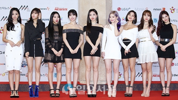 2018 Asia Artist Awards(AAA) 레드카펫 행사에 참석한 트와이스