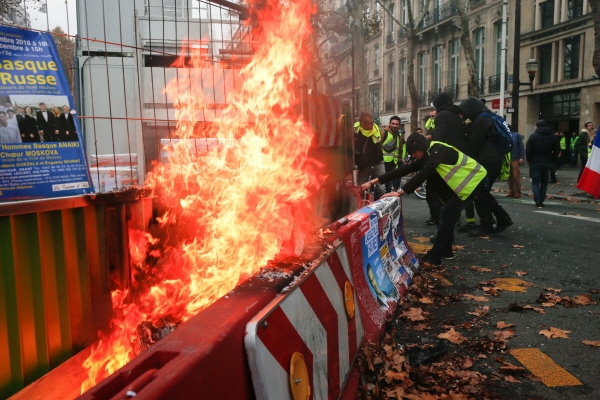 지난 11월 24일(현지시간) 프랑스 파리에서 기름값 인상 및 생활고에 항의하는 이른바 노란 조끼 대규모 집회가 열려 시위대가 도로에 불을 지르고 있다. [뉴시스]