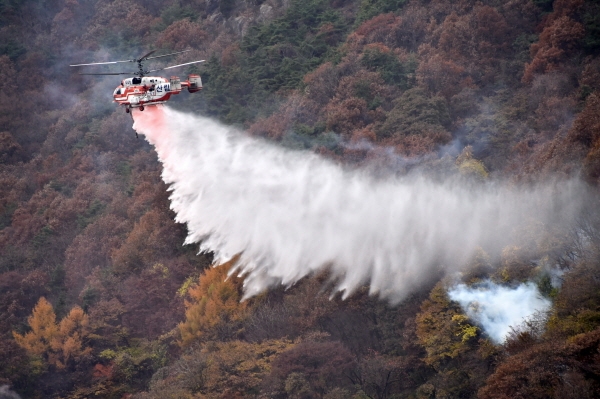 산림헬기 카모프 KA-32가 물을 투하하고 있는 모습 [사진=산림청 제공]