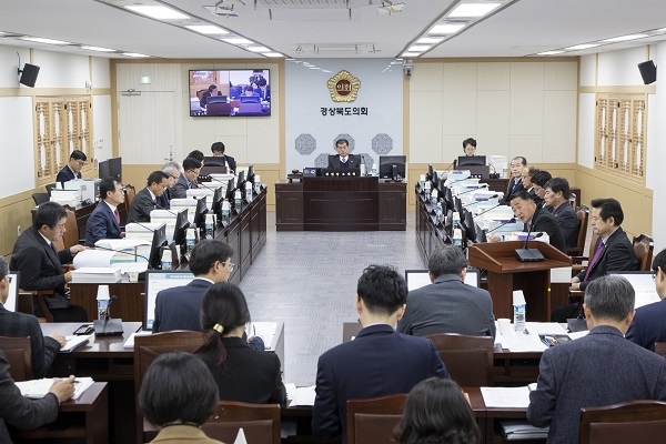 경상북도의회 예산결산특별위원회가 6일  2019년 예산안 심사를 하고 있다.