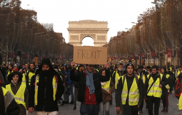 노란 조끼를 입은 시위대가 프랑스의 EU탈퇴를 의미하는 '프렉시트(FREXIT)' 팻말을 들고 샹젤리제를 행진하며 시위하고 있다. [뉴시스]