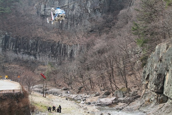 경북 소방본부가 ‘겨울철 산행 안전사고’ 대비 산악훈련을 하고 있다.