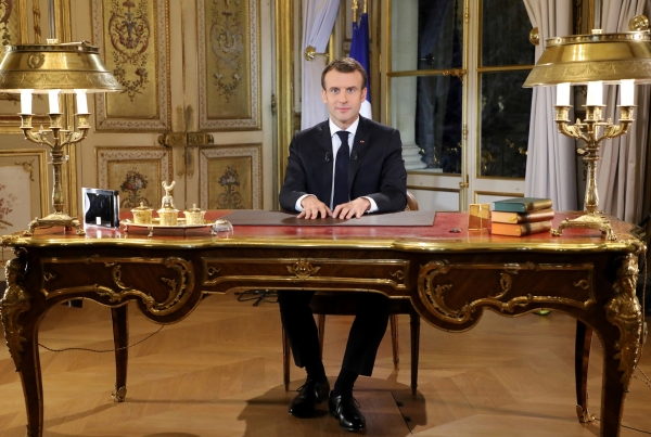 에마뉘엘 마크롱 프랑스 대통령이 10일(현지시간) 저녁 파리 엘리제궁 집무실에서 대국민 연설하고 있다. [뉴시스]