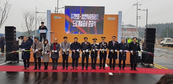 경산시가 지난 11일 대구한의대~삼성현역사문화공원 간 도로 개설공사 준공식을 가졌다.