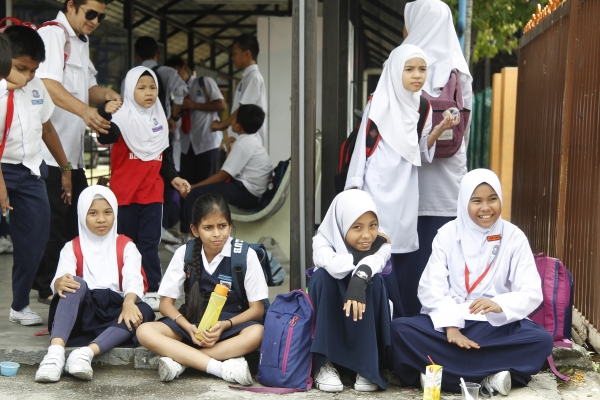 방과후 부모님을 기다리고 있는 말레이시아 쿠알라룸푸르의 여학생들. [뉴시스]