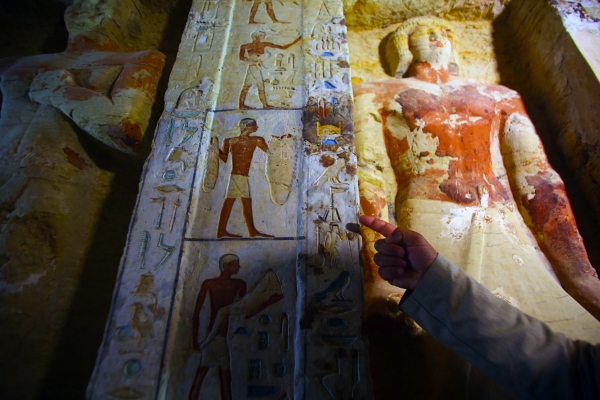 이집트 기자 피라미드지구에서 새로 발견된 온전한 보존상태의 대형 피라미드. 이집트 문화재부는 사카라 네크로폴리스에서 발견된 이 피라미드의 무덤 주인이 고대 이집트왕조의 왕실 사제와 일가족인 것으로 발표했다. [뉴시스]