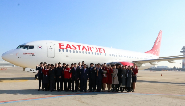 지난 18일 김포국제공항 계류장에서 이스타항공 임직원 및 관계자가 참석한 가운데 신규 항공기 도입을 축하하는 ‘28호기 안전기원 도입식’이 진행됐다. (사진-이스타항공)