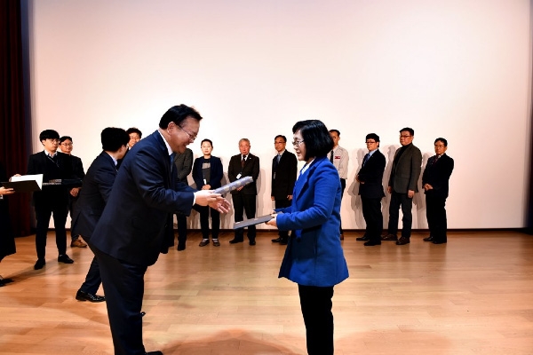행안부 김부겸 장관으로부터 '안전보안관' 분야 상을 받고 있는 박성자 부대표(오른쪽)
