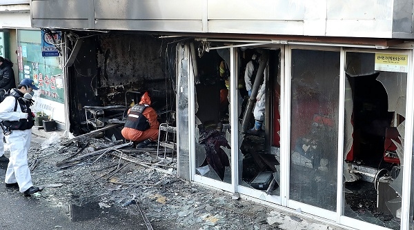 서울 천호동 성매매 집결지에서 1명이 숨지고 4명이 부상(오후 2시현재)을 입는 화재가 발생했다. [뉴시스]