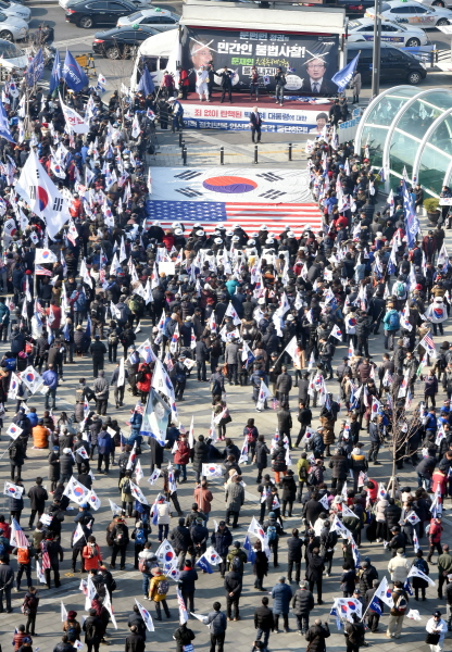 22일 오후 대구 동구 신암동 동대구역 앞 광장에서 열린 ‘제99차 태극기 집회’