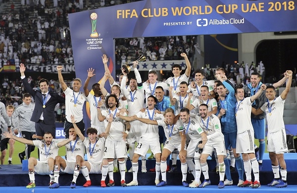 레알 마드리드가 '2018 FIFA 클럽컵' 우승을 차지한 뒤 트로피를 들고 환호하고 있다. [뉴시스]