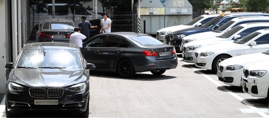 BMW 리콜 대상 차량에 대한 운행정지 명령이 내려진 가운데 지난 15일 서울 영등포 BMW 서비스센터에서 차량들이 주차돼 있다. <뉴시스>