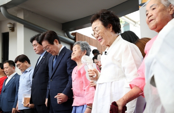 일본군 성노예 피해자 기림행사를 찾은 이 지사. 경기도는 피해자 할머니들의 생활안정지원금을 대폭인상했다