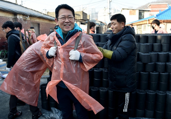 지난 12월22일 부평구 산곡1동 연탄배달 봉사에 나선 박남춘 시장