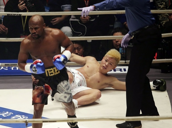 플로이드 메이웨더 주니어(41)가 12월 31일 밤 일본 도쿄의 사이타마 슈퍼 아레나에서 열린 일본의 킥복서 나스카와 텐신(20)과의 복싱 경기에서 1회 TKO승을 거뒀다. [뉴시스]