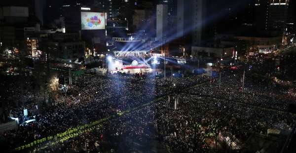 2019년 기해년을 맞은 1일 새벽 서울 종로구 보신각에서 제야의 종 타종행사가 열리고 있다. [뉴시스]