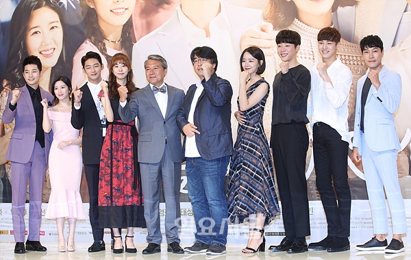 드라마 황금빛 내 인생 제작발표회에 참석한 김형석 PD(가운데)와 주요출연자