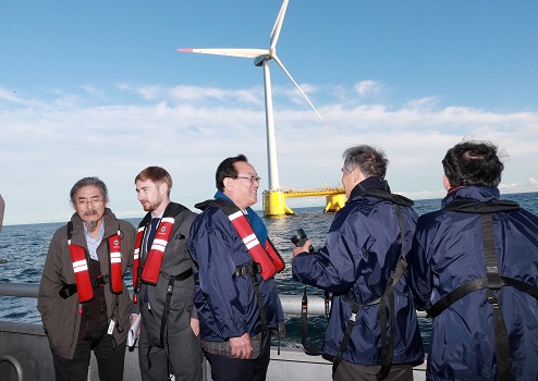 송철호(사진 중앙) 울산시장이 영국 에버딘 피터헤드항에 위치한 부유식 해상풍력실증단지 시찰하고 있다. 뉴시스
