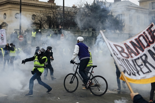 프랑스 전역에서 수천 명의 시위대가 여덟 번째 '노란 조끼' 시위를 이어갔다. 프랑스 정부는 시위대를 향해 최루탄과 섬광탄 등을 발사하며 강경대응에 나섰다. 사진은 최루탄 가스로 가득찬 파리 일대. [뉴시스]