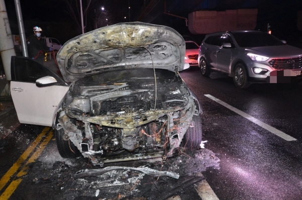 인천의 어느 도로를 주행하던 차량에서 불이 나 소방 당국에 의해 완진됐다. [뉴시스]