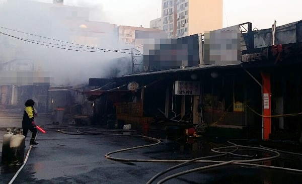전남 목포시 신정동에 있는 전통시장 안 식당가에서 화재가 나 점포 13개가 불 탔다. [뉴시스]