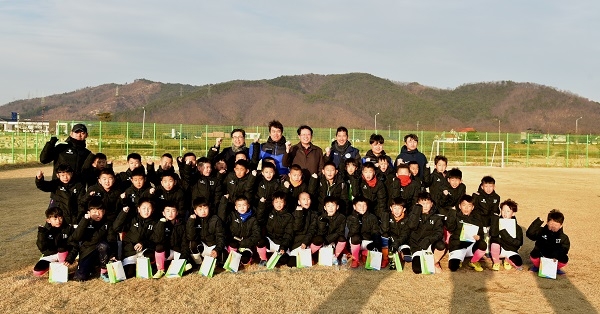 이재춘 공사 사장대행이 중국훈춘시 유소년축구단과 단체사진을 찍고 있다.