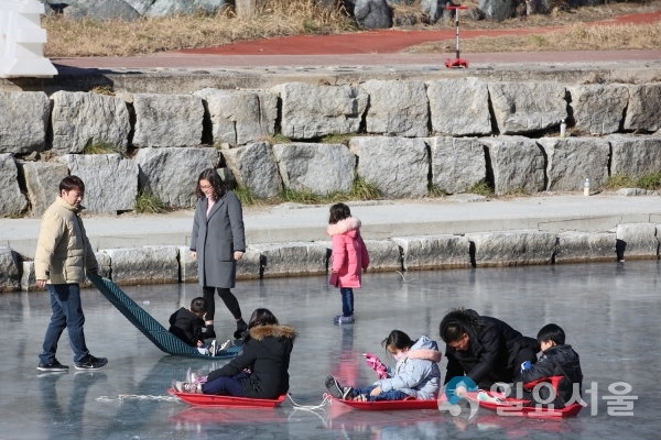 의령천변 꽁꽁 얼어 자연 스케이트장으로 @ 의령군 제공