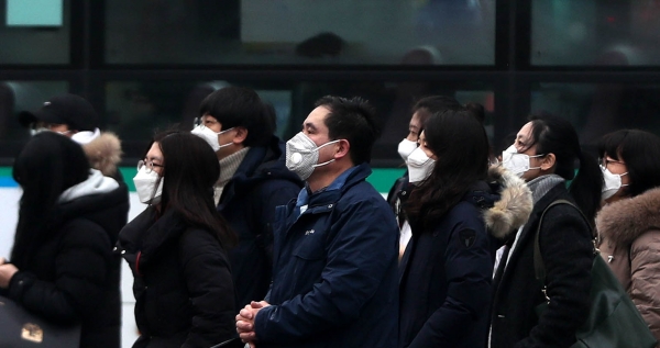 최악의 미세먼지로 '고농도 미세먼지 비상저감조치'가 시행된 14일 오전 서울 종로구 세종대로 인근 도심에서 시민들이 마스크를 쓰고 출근을 하고 있다. [뉴시스]