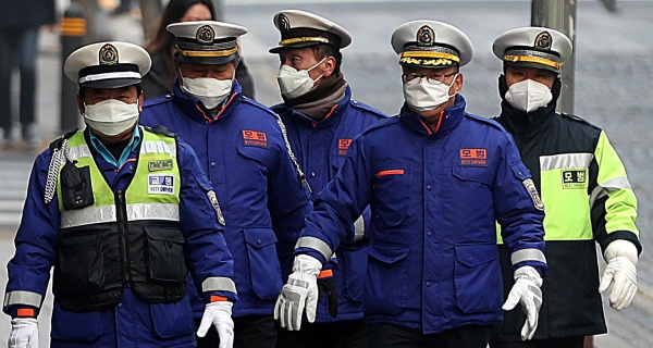 최악의 미세먼지로 '고농도 미세먼지 비상저감조치'가 시행된 14일 오전 서울 종로구 세종대로 인근 도심에서 모범운전자들이 마스크를 쓰고 이동하고 있다.