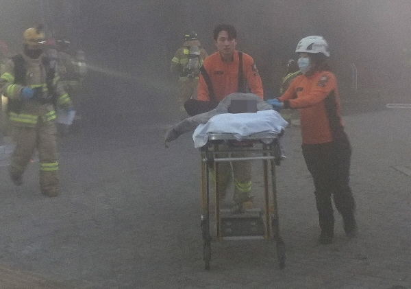 지난 14일 오후 4시 56분경 충남 천안시 서북구 쌍용동 한 호텔에서 불이 나 소방대원들이 환자를 이송하고 있다.