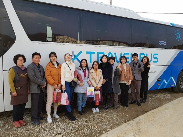 K-트레블버스(서울 ⇔ 지역 간 체류형 외국인 여행)단체사진.