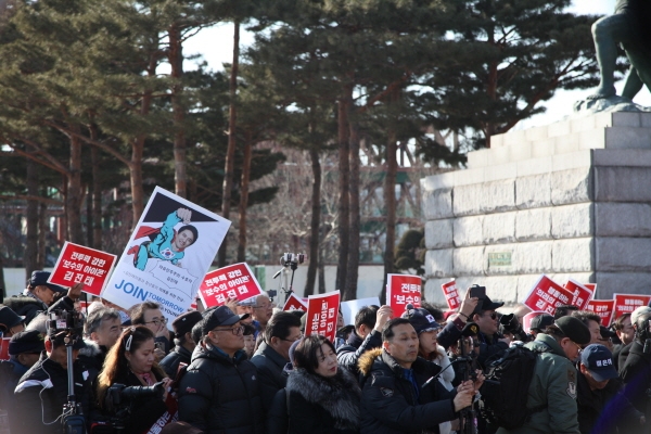 슈퍼맨을 형상화 한 피켓 속에는 '자유민주주의 수호자 김진태'라는 문구도 들어있었다. 이날 김 의원 지지자들은 다양한 문구가 적힌 피켓을 들었다.