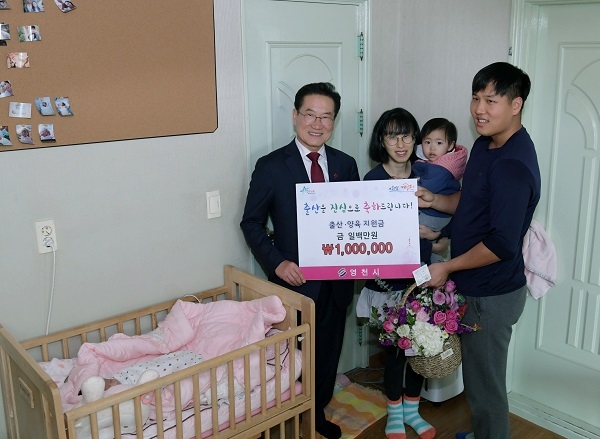 최기문 영천시장이 지난 22일 기해년 첫둥이로 태어난 아기 가정을 방문해 출산양육지원금과 축하꽃바구니를 전달하고 있다.