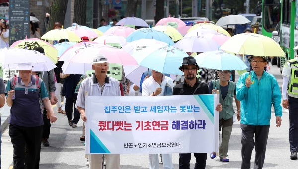 지난해 7월 3일 서울 종로구 경복궁역에서 빈곤노인기초연금보장연대가 행진을 하며 기초연금 보장을 촉구하고 있다. (사진-뉴시스)
