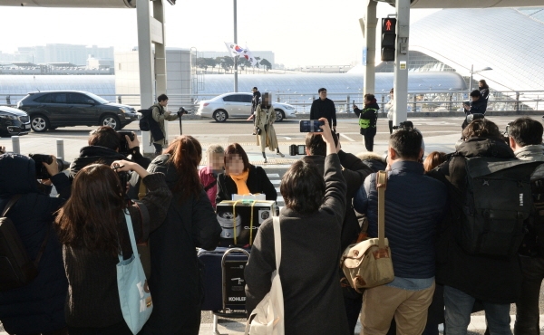 국내공항이 연예인들의 출입국 모습을 따라다는 극성팬들로 몸살을 앓고 있다. 사진은 지난 2017년 인천공항에서 연예인의 출국 모습을 촬영하는 극성팬들과 일부 기자들의 모습. [뉴시스]