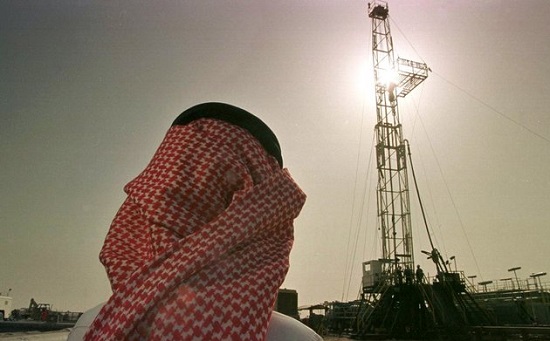 1997년 2월26일 사우디아라비아 호우타의 알-호우타 유전에서 사우디 국영석유회사 아람코의 한 직원이 원유 채굴 작업을 지켜보고 있다. 할리드 알-팔리 사우디 에너지장관은 지난해 8월 23일 아람코의 상장 계획이 취소됐다는 보도와 관련해 아람코 상장은 반드시 이뤄질 것이라고 다짐했다. (사우디아라비아)=AP/뉴시스】