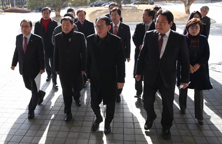 김도읍(앞줄 왼쪽 세번째) 의원 등 자유한국당 의원들이 29일 오전 서울 서초구 대검찰청에 항의 차 방문하고 있다.