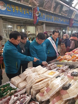 차성수 이사장(왼쪽 세번째)과 공단직원들이 28일 전통시장에서 명절 제수용품을 구매하고 있다.