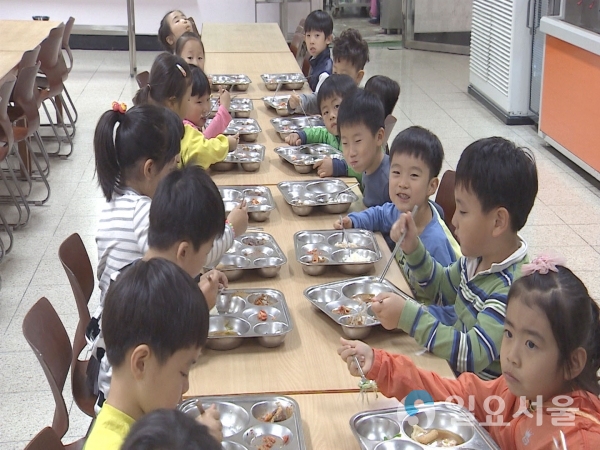초등학교 급식 @ 김해시 제공