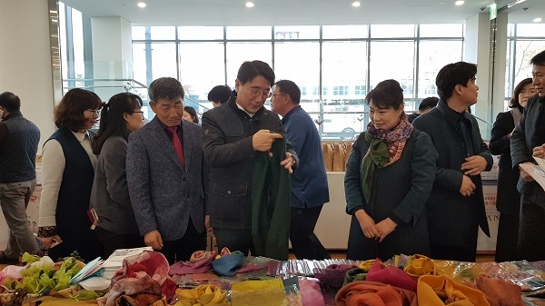 경북도가 지난 30일 도청 동락관에서 ‘2019 경북 우수상품 설맞이 특별판매전’을 개최했다.