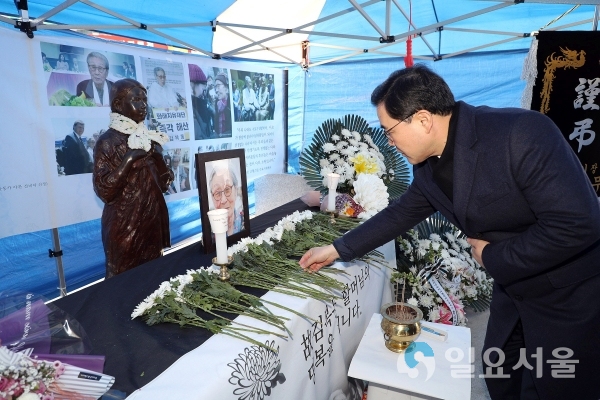 위안부 피해자 김복동 할머니 고별식에 참석한 허성무 창원시장 © 창원시 제공