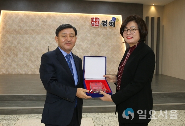 이달의 자랑스러운 CEO(왼쪽부터 허성곤 시장, 이영애 대표 순) © 김해시 제공