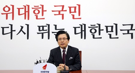 황교안 전 총리가 15일 오전 서울 영등포구 여의도 국회에서 열린 자유한국당 입당식에서 취재진의 질문에 대답하고 있다.
