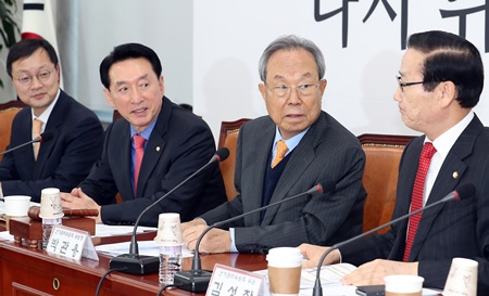 8일 서울 여의도 국회에서 열린 자유한국당 선관위 회의에서 박관용 위원장이 의견을 나누고 있다.
