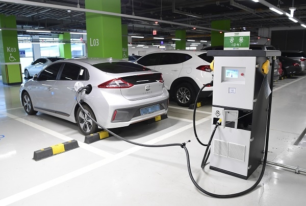 경북도가 11일 깨끗한 대기환경 조성을 위해 전기자동차를 총 2,545대 보급한다.