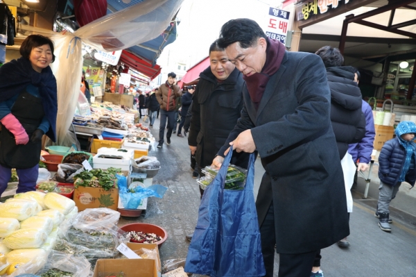 지난 1월 31일, 설맞이 전통시장을 직접 찾아 구매한 물품을 장바구니에 담는 박준희 관악구청장.