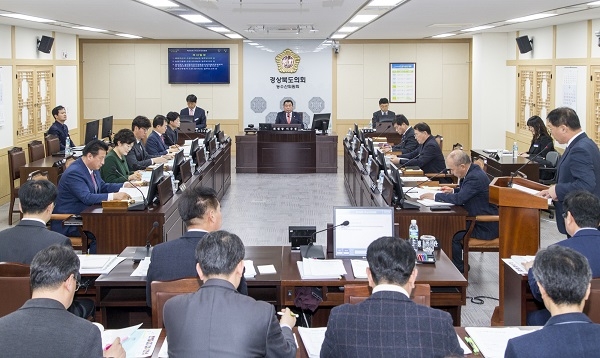 경상북도의회 농수산위원회(위원장 이수경)는 제306회 도의회 임시회에서 농수산위원회 새해 업무보고를 받고 있다.