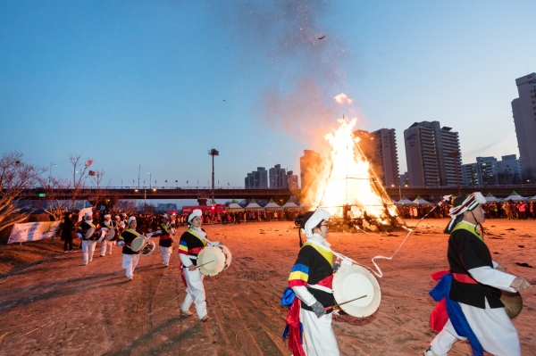 지난해 정월대보름축제에서 달집을 태우는 모습.